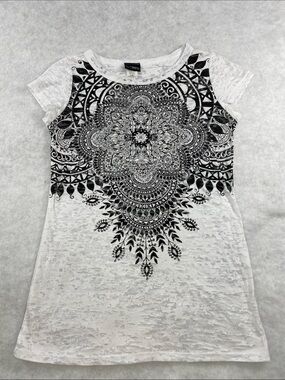 White Graphic Burnout Tee with Black Mandala Print DAYTRIP buckle medium
